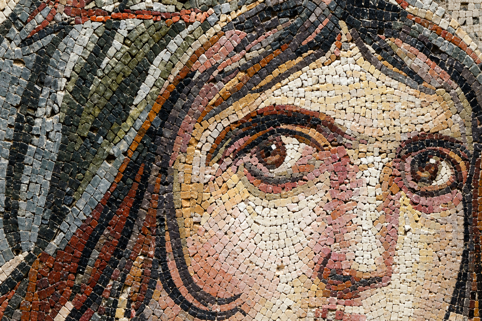 Zeugma Çingene Kızı mozaiğinin takip ediyormuş hissi veren gözlerinin yakın plan görünümü
