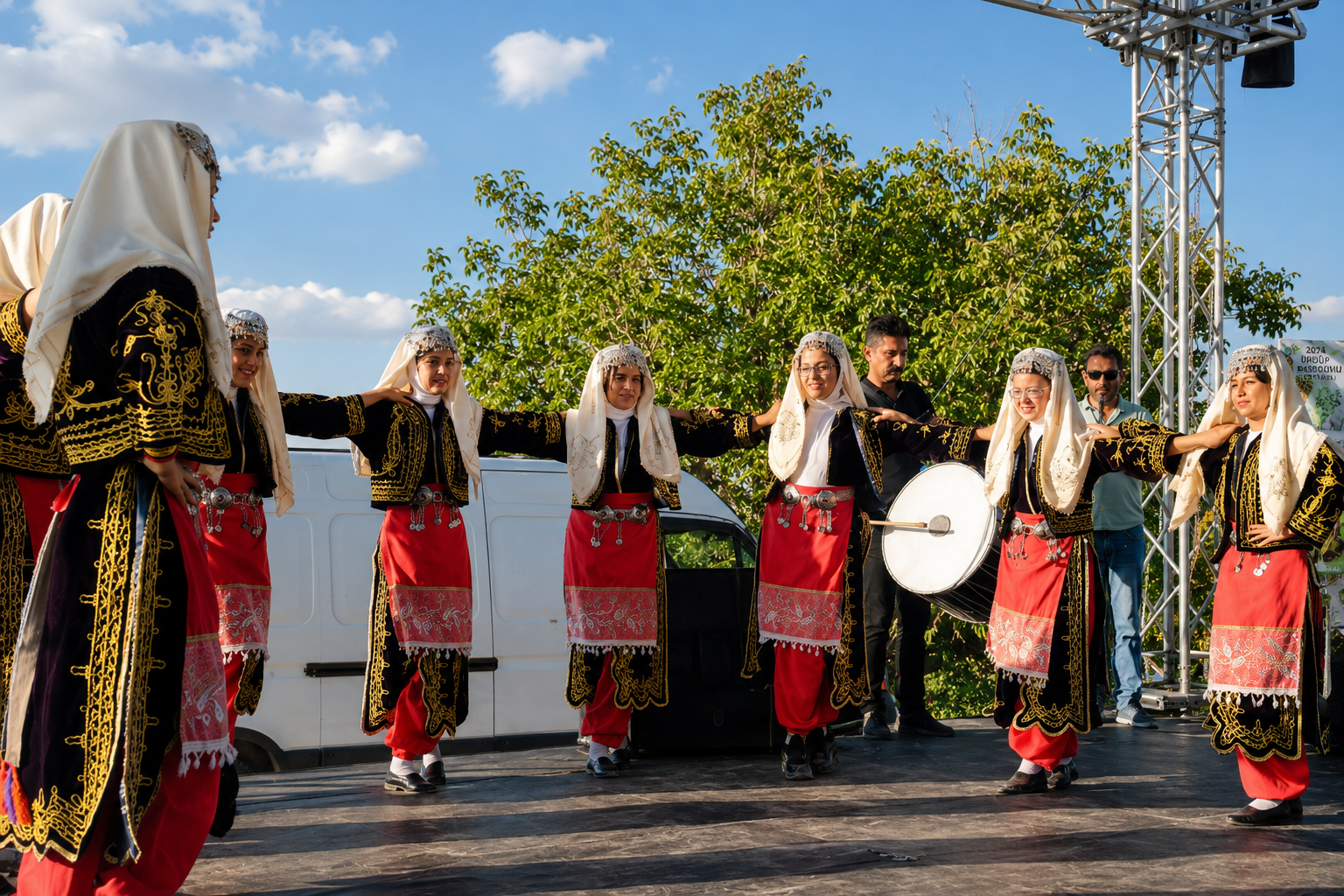 Geçmiş yılların Ürgüp Uluslararası Bağ Bozumu Festivali görselleri