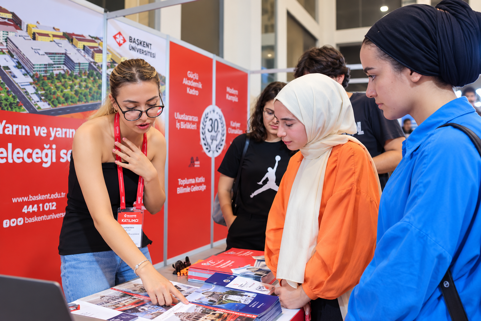Geçmiş yılların Adana Üniversite Tercih Fuarı görselleri