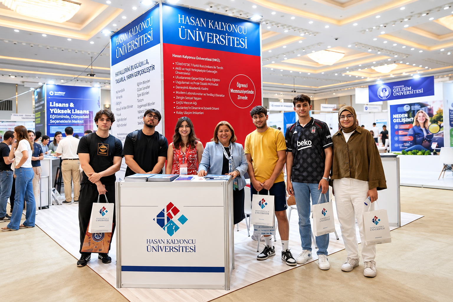 Geçmiş yılların Gaziantep Üniversite Tercih Fuarı görselleri