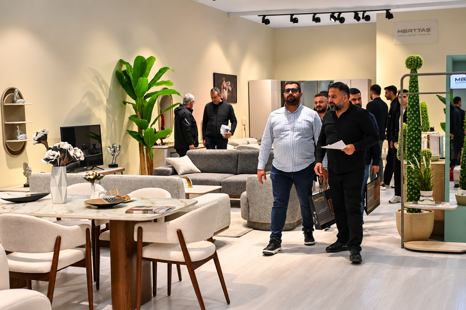 Geçmiş yılların İZFURNEX İzmir Mobilya Fuarı görselleri