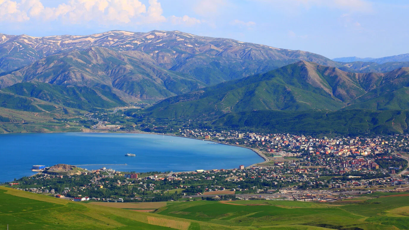Tatvan Sahili: Van Gölü Kıyısında Sakin Bir Durak — Bitlis kültür rotası görseli