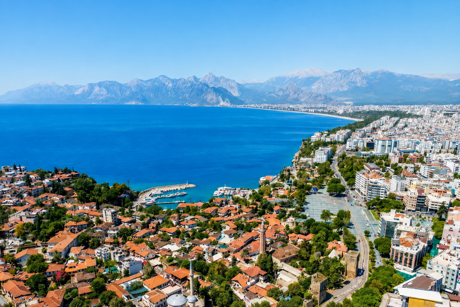 Antalya şehir ve kıyı manzarası