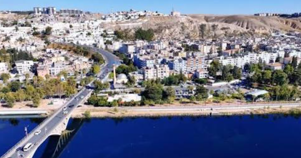 Fırat Nehri kıyısındaki Birecik ilçesi Şanlıurfa